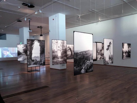Katharina Roters 2019-es kiállítása a debreceni MODEM-ben - fotónyomtatás - kasírozás